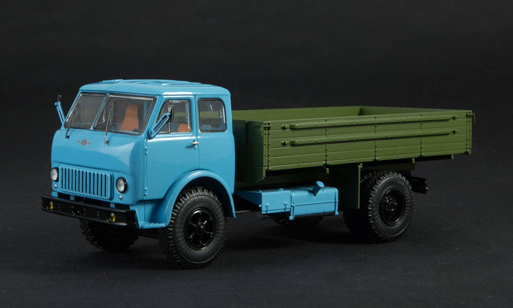 MAZ-500 Pritsche, hellbau/grün
