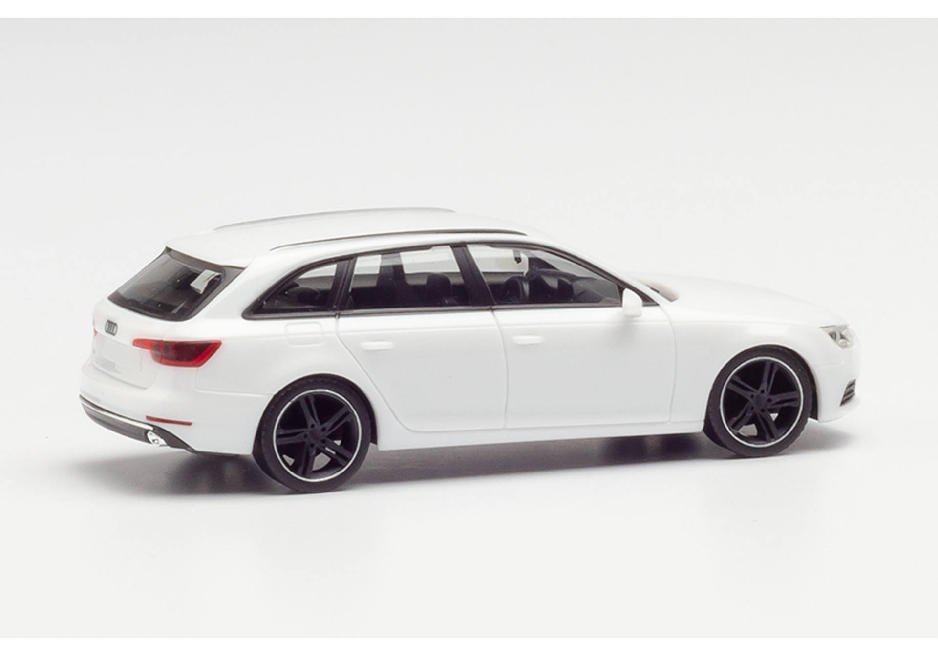 Audi A4 Avant Black Edition, alpinweiss