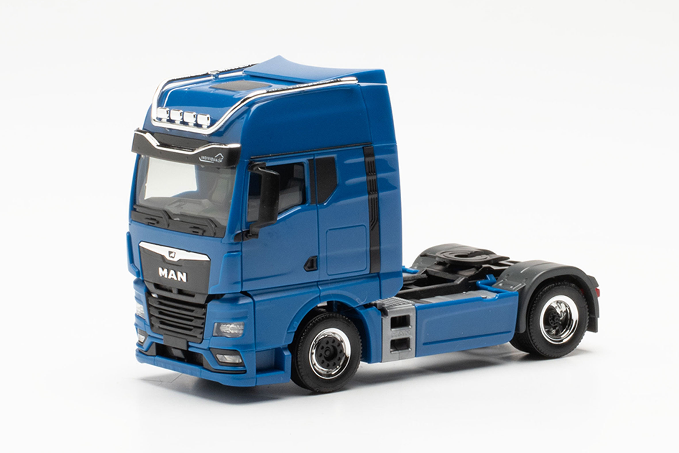 MAN TGX GX rigid tractor 2axles, blue