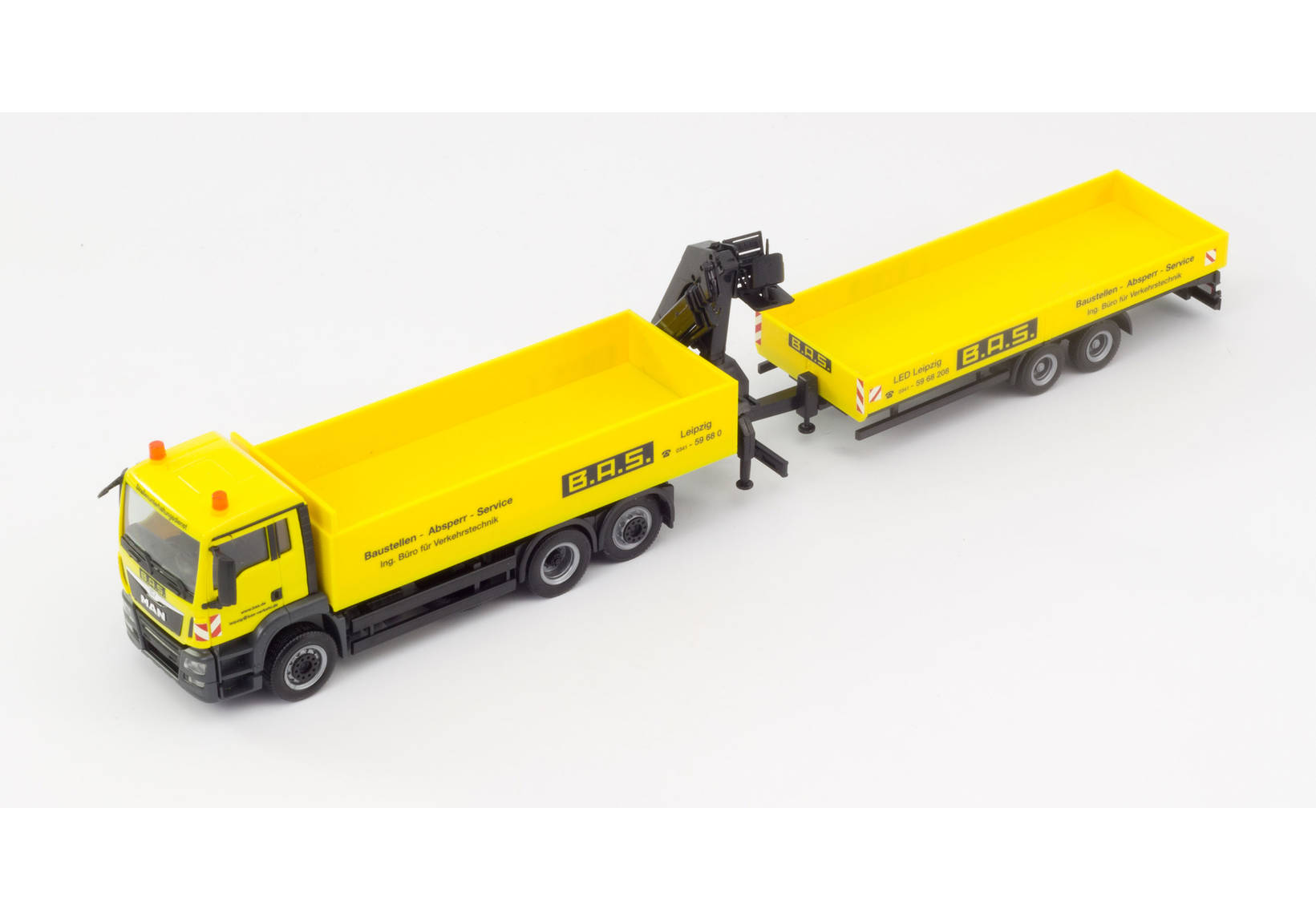MAN MAN TGS M Pritschen-Hängerzug mit Tieflade-Anhänger und Ladekran "B.A.S." (Sachsen / Leipzig)