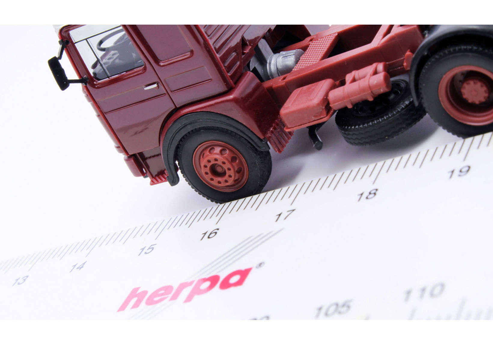 Roman Diesel 4×2 rigid tractor, brown-red / white roof