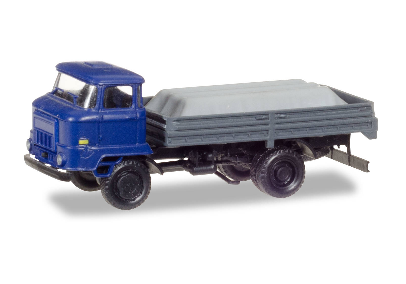 IFA L 60 Pritschen-LKW mit Ladung unter Plane