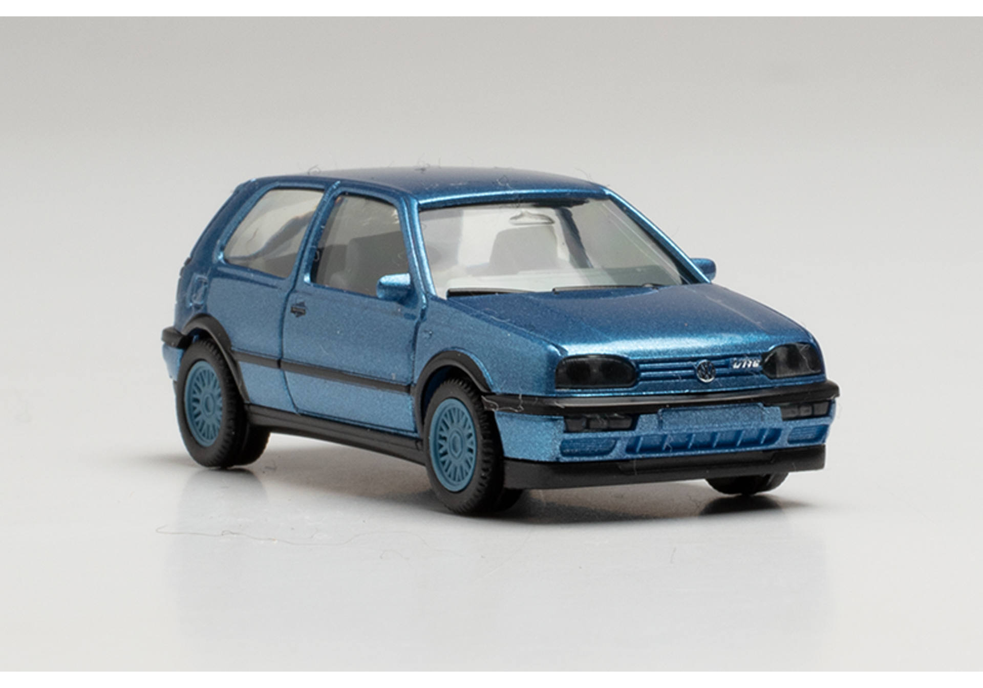 VW Golf III VR6 mit Felgen blau, blaumetallic