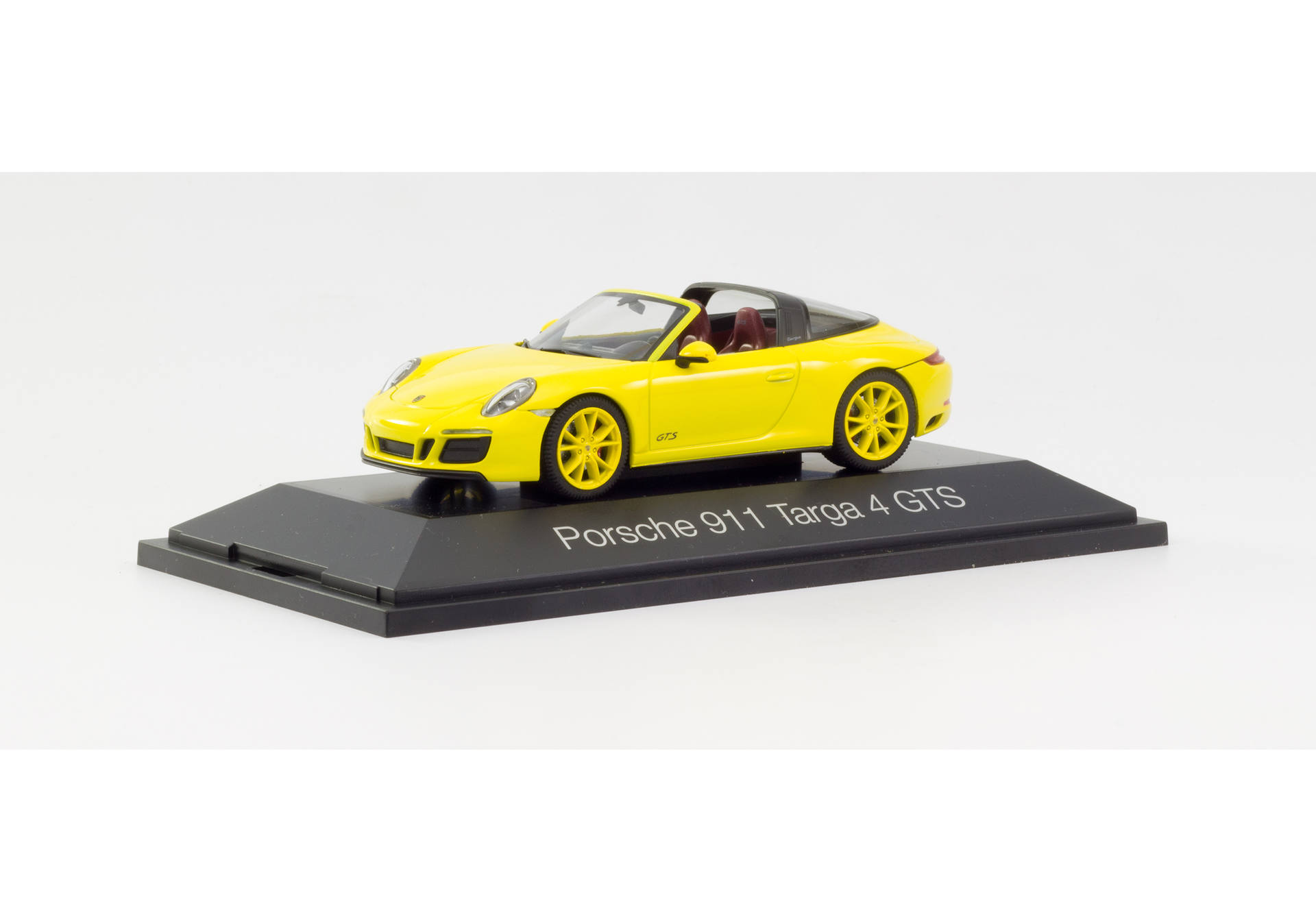 Porsche 911 Targa 4 GTS, racing yellow