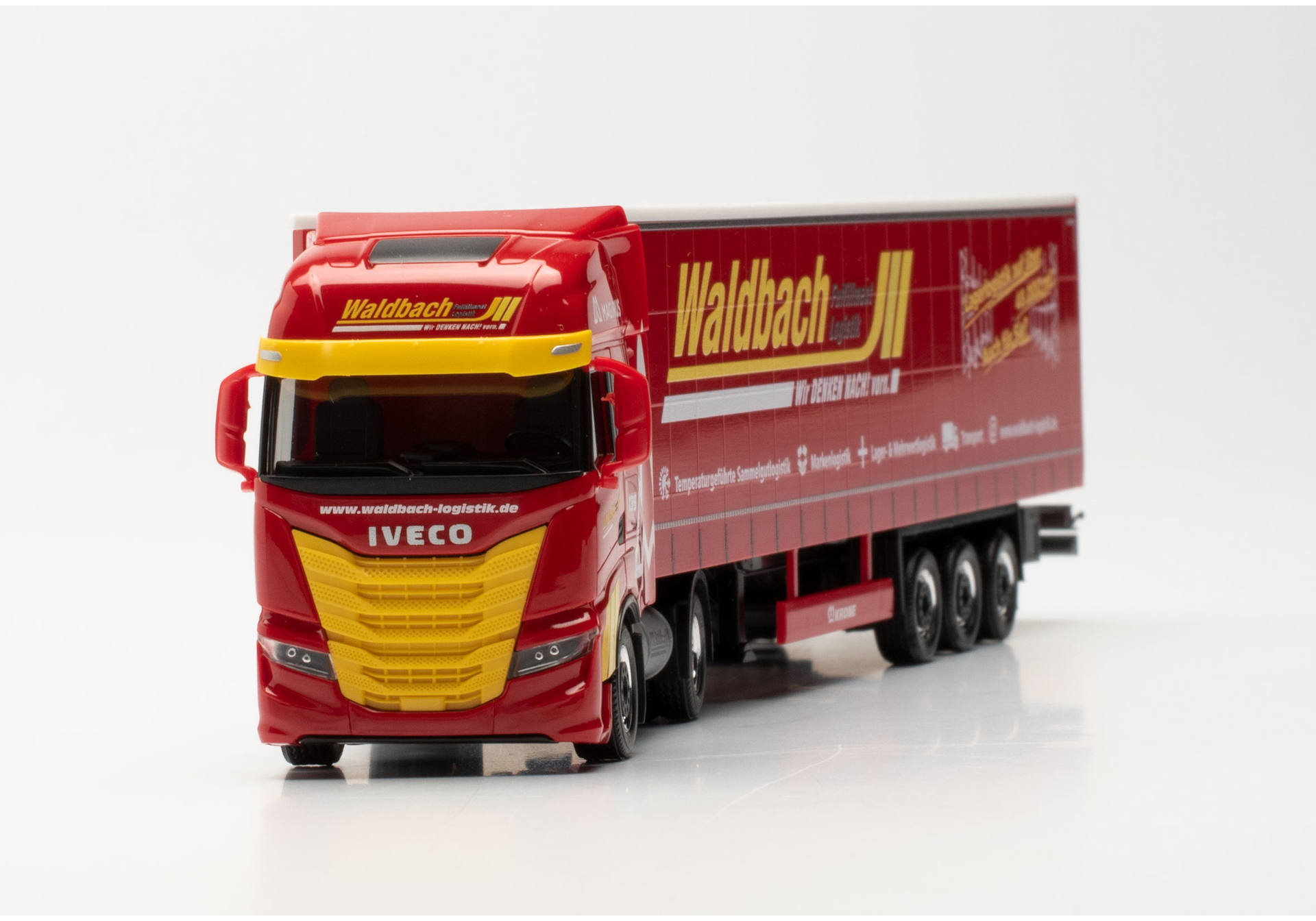 Iveco S-Way LNG Gardinenplanen-Sattelzug „Waldbach Logistik“