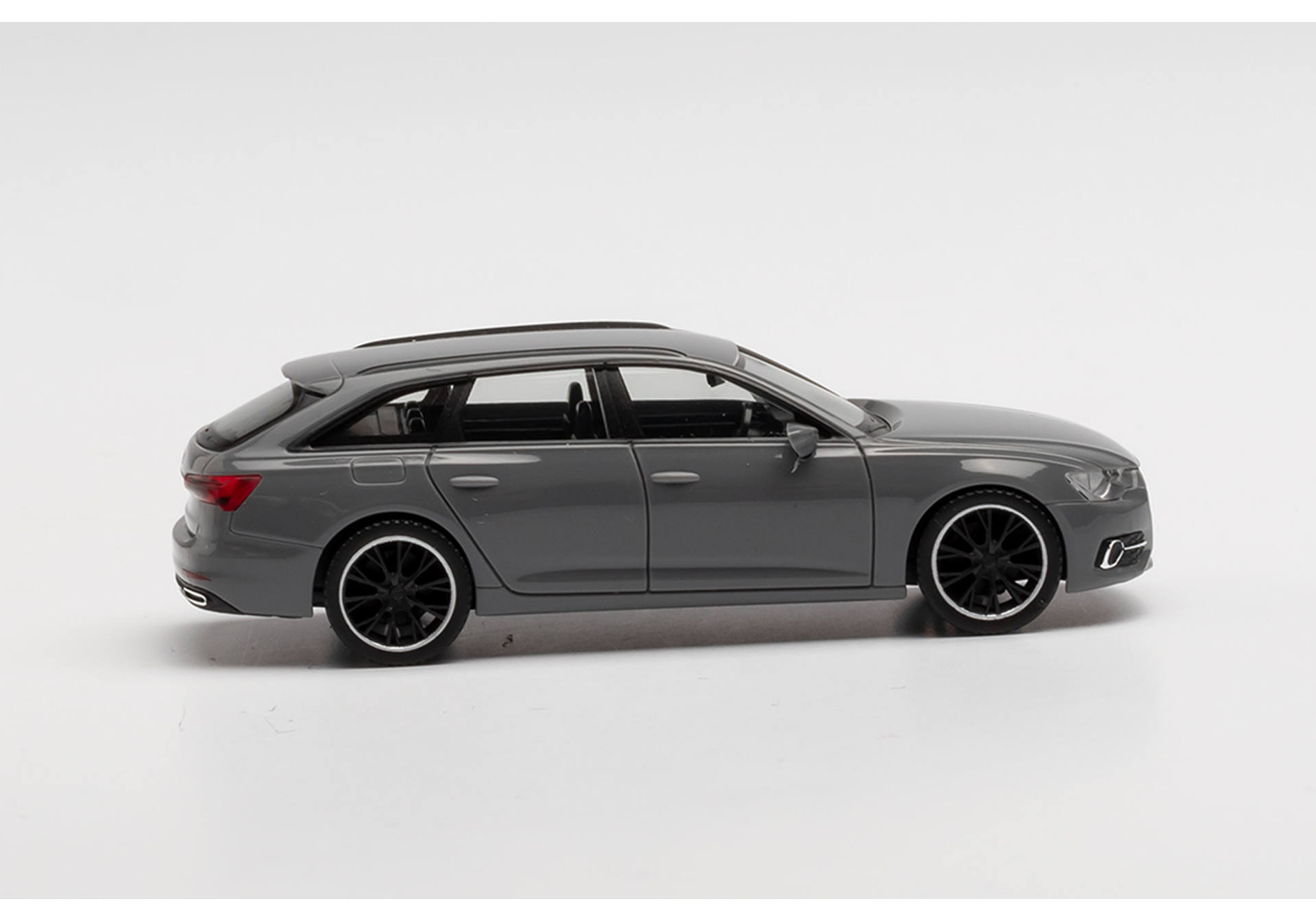 Audi A6 Avant Black Edition, nardograu