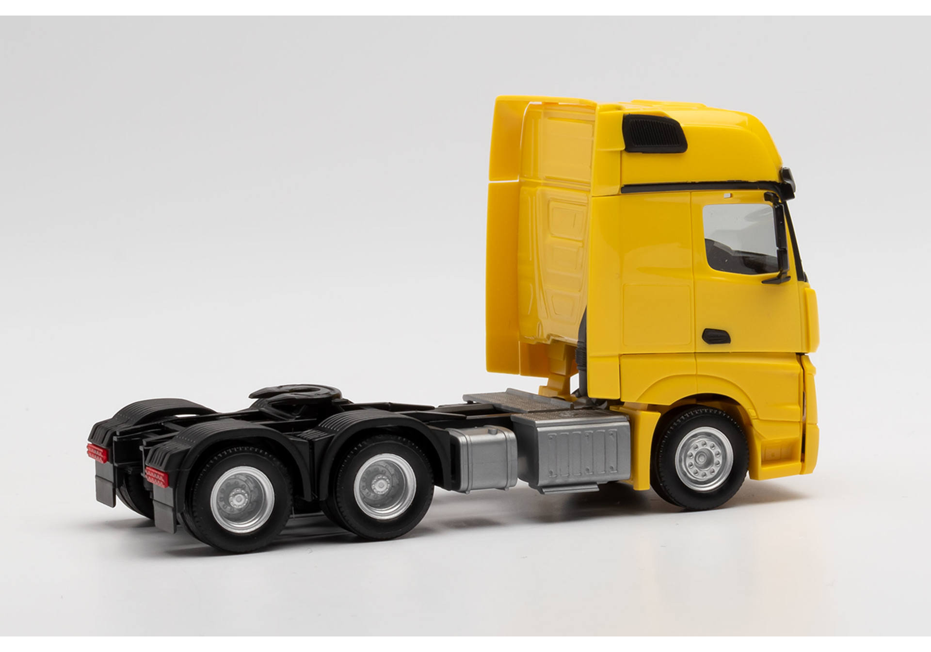 Mercedes-Benz Actros Gigaspace 6x4 Zugmaschine, gelb