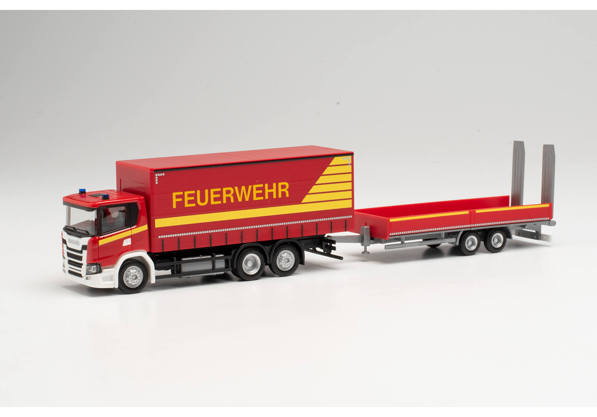 Scania CG 17 Gardinenplanen-LKW mit Tieflade-Anhänger mit Rampen „Feuerwehr“