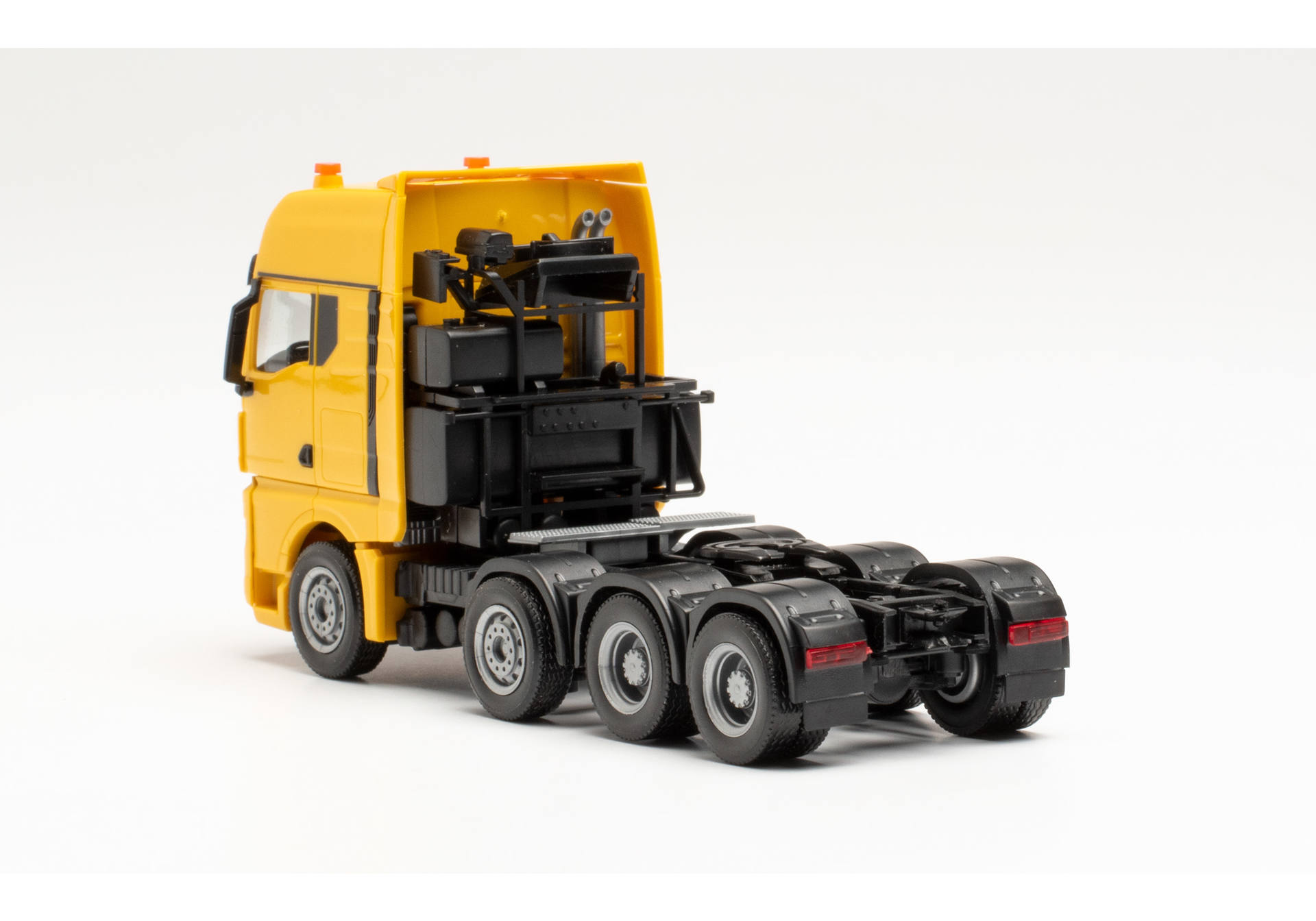 MAN TGX GX heavy duty tractor, yellow