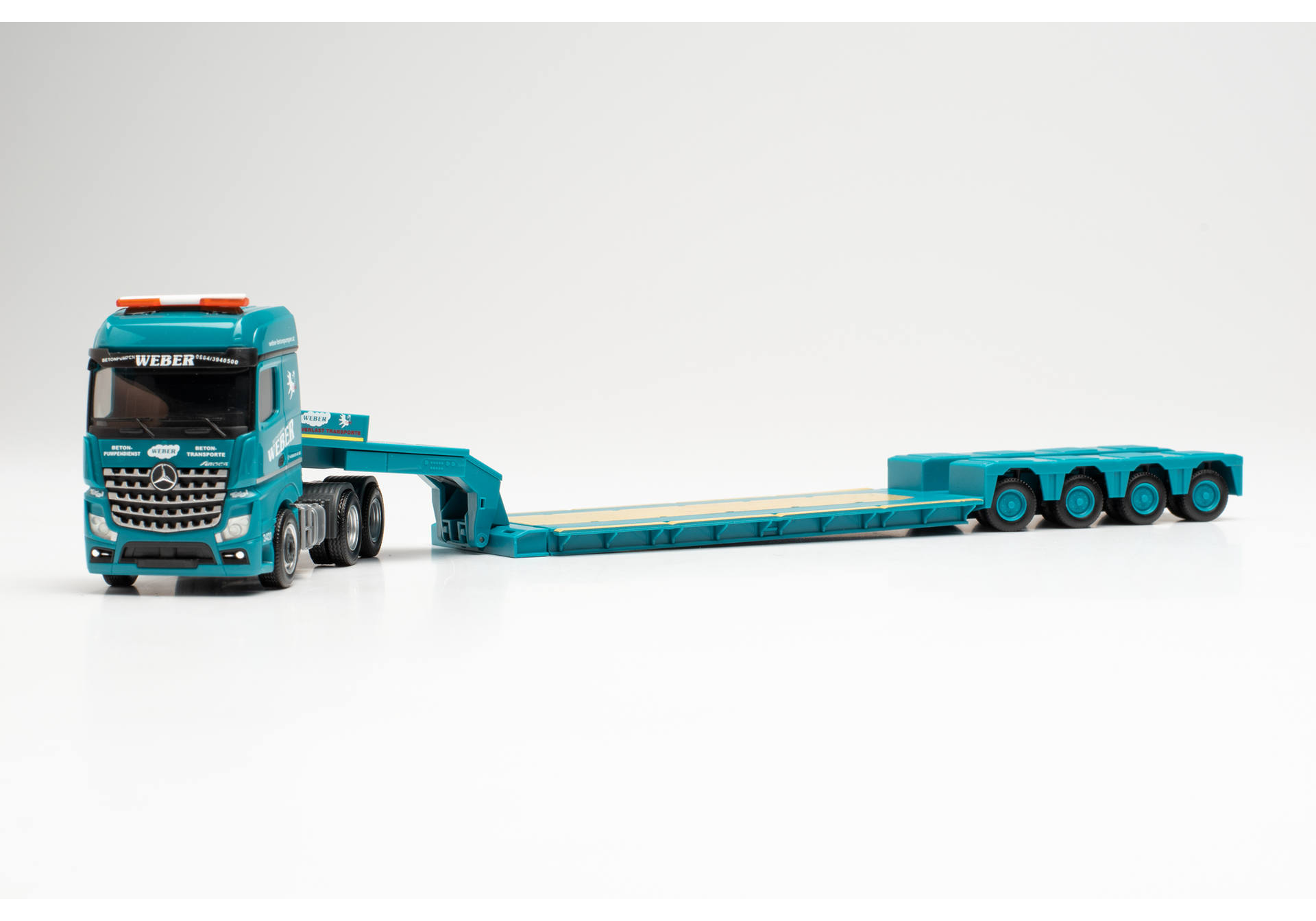 Mercedes-Benz Arocs 6x4 Tieflade-Sattelzug mit Bagger „Betonpumpen Weber“