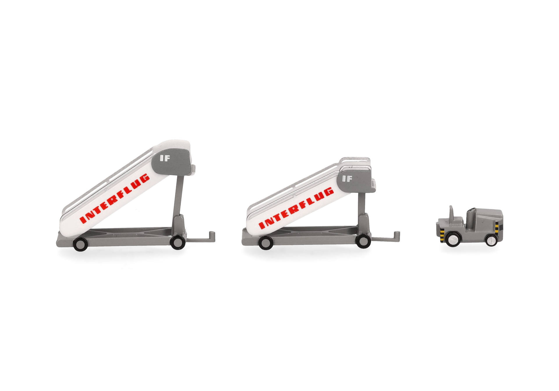 Interflug historische Fluggasttreppen (2x) mit Zugfahrzeug (1x)