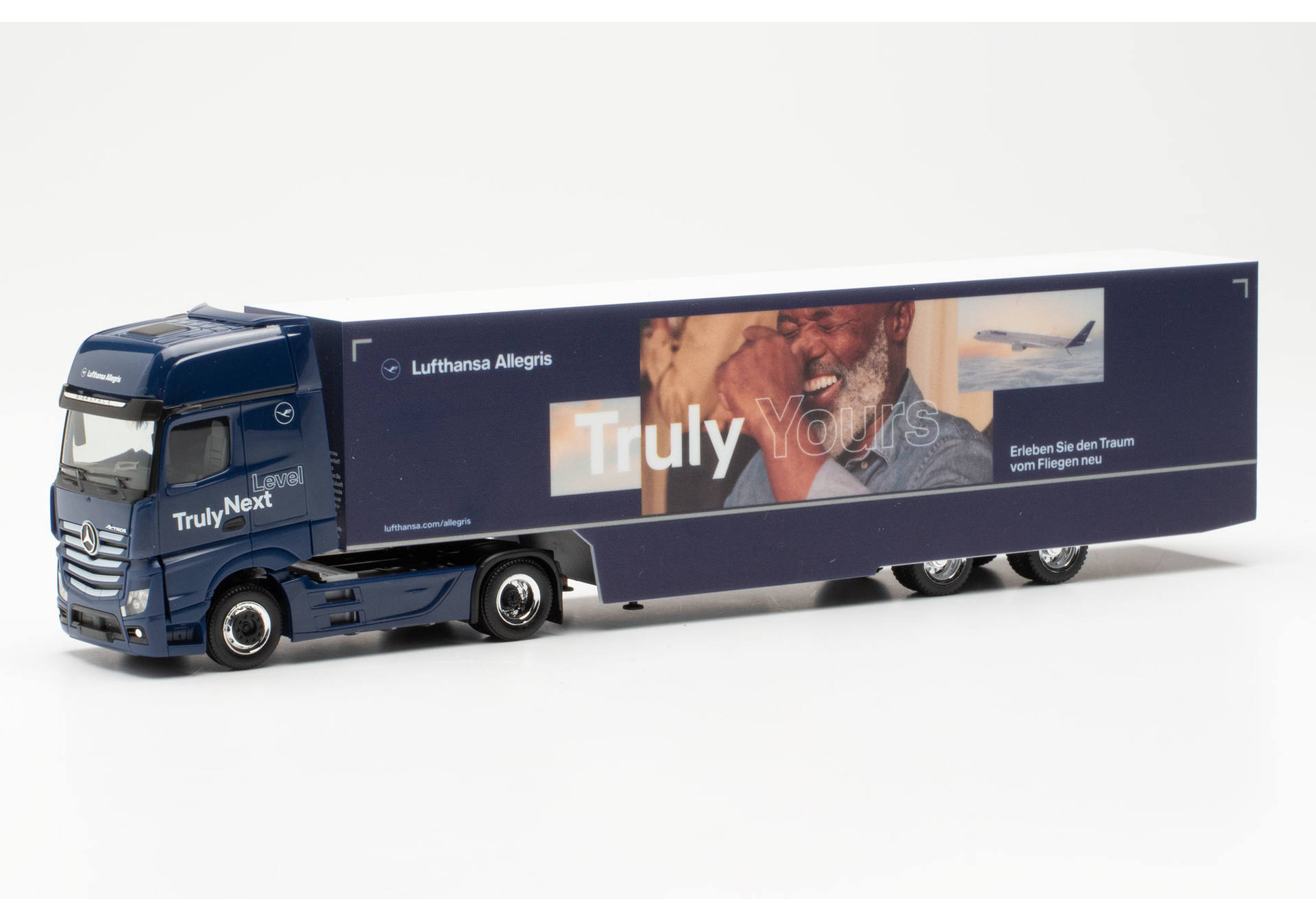 Mercedes-Benz Actros Gigaspace box semitrailer "Lufthansa" (North Rhine Westphalia/Cologne)