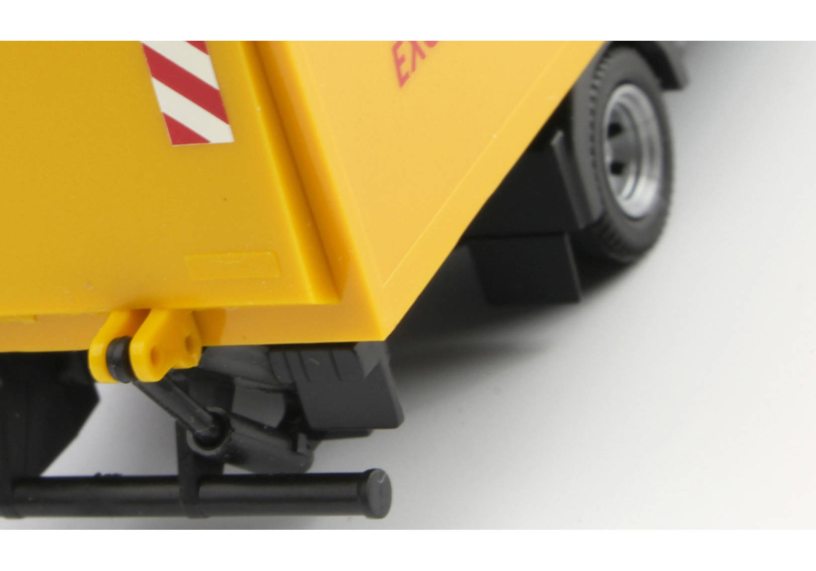 Mercedes-Benz Atego Koffer-LKW mit Ladebordwand "DHL"