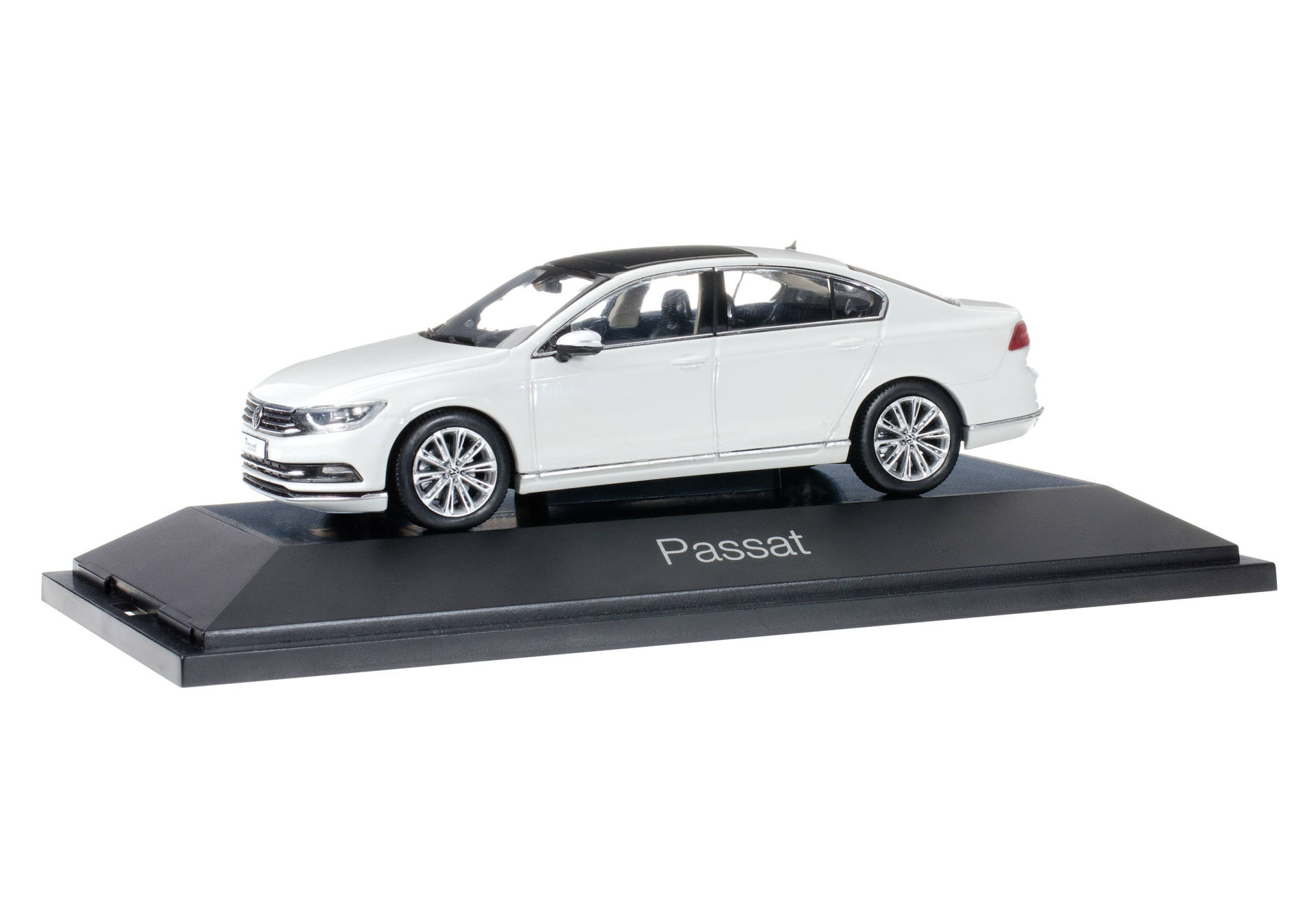 VW Passat Limousine, pure white