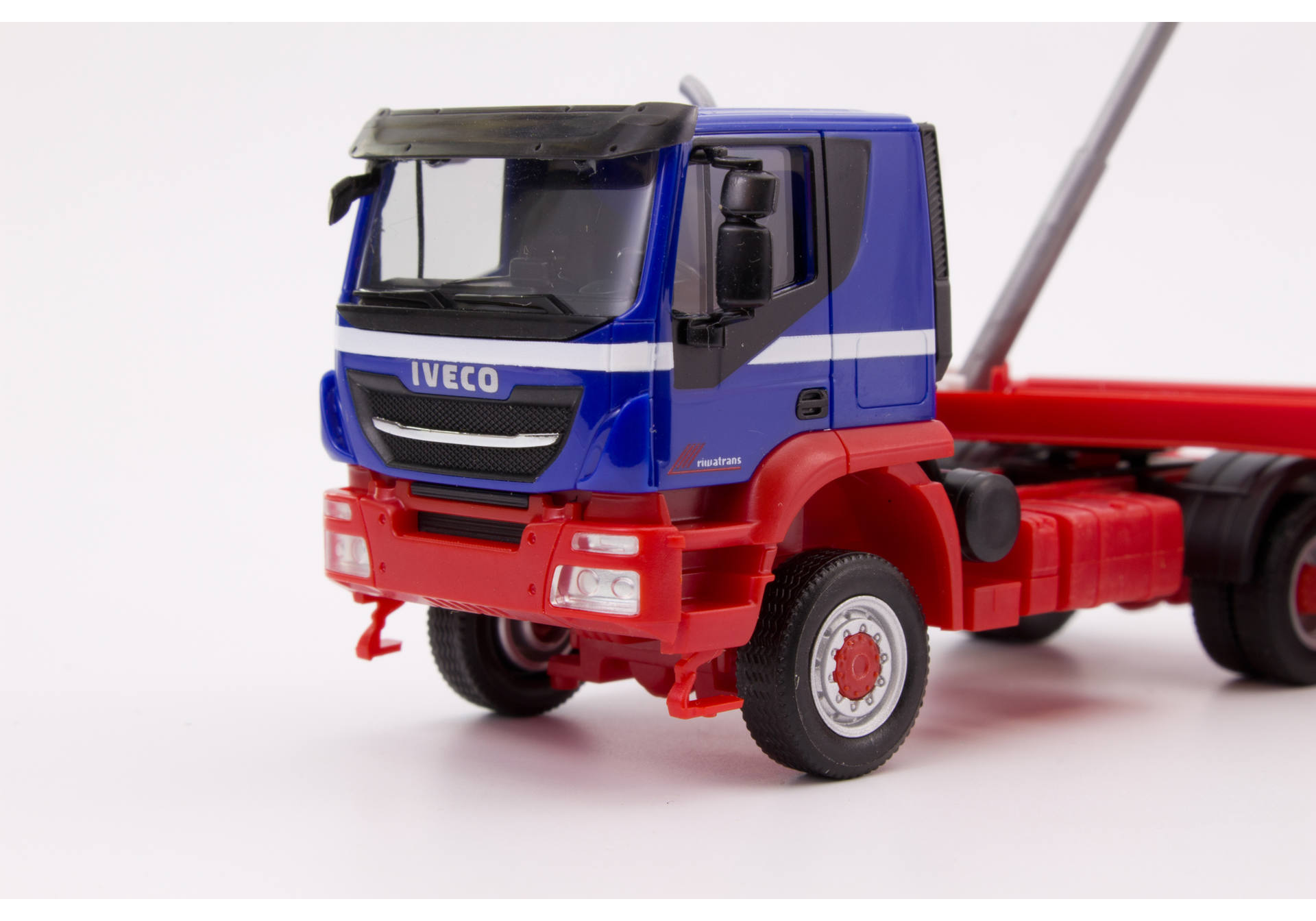 Iveco Trakker 4x4 Thermomulden-Sattelzug „Riwatrans“