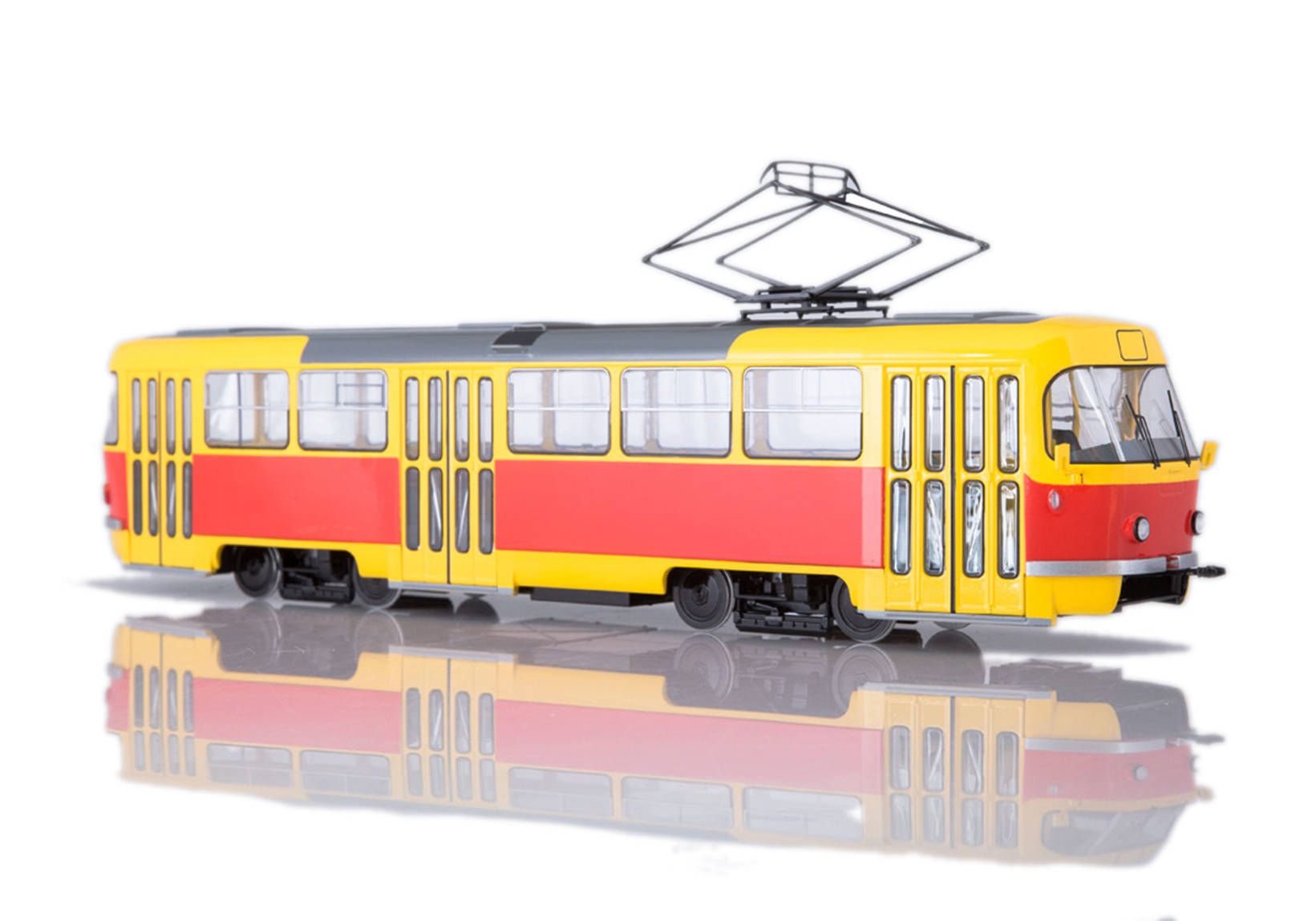 Tatra-T3 Straßenbahn, gelb rot