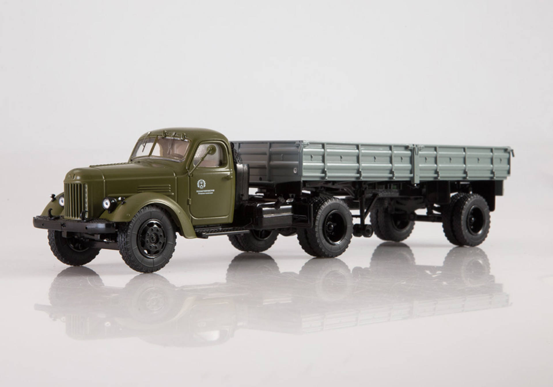 ZIL-MMZ-164AN mit Prischenauflieger MMZ-584