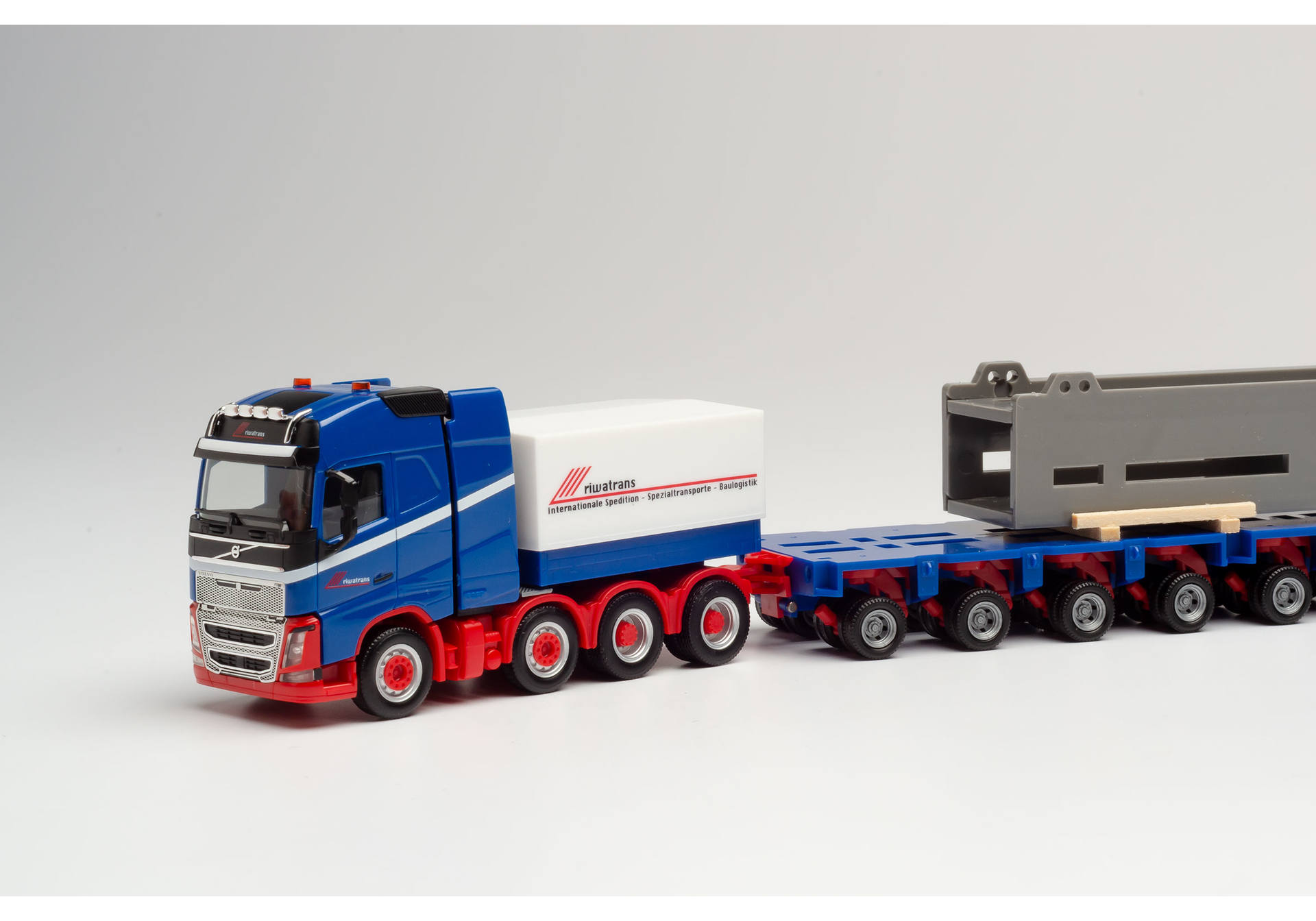 Volvo FH 16 Gl. low-loader truck-trailer with makeshift bridge